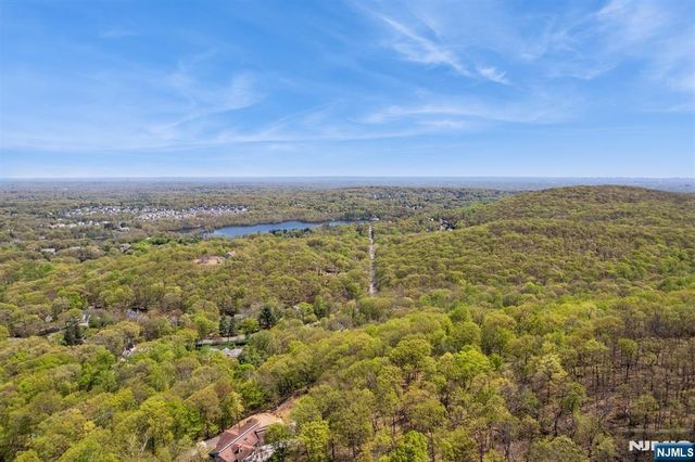 912 Cherokee Lane, Franklin Lakes, NJ 07417