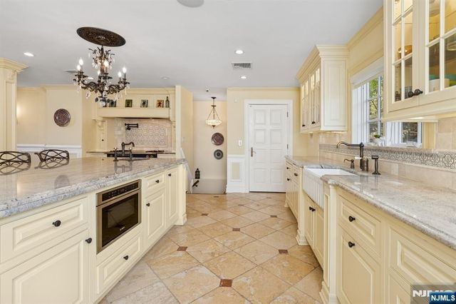 912 Cherokee Lane, Franklin Lakes, NJ 07417