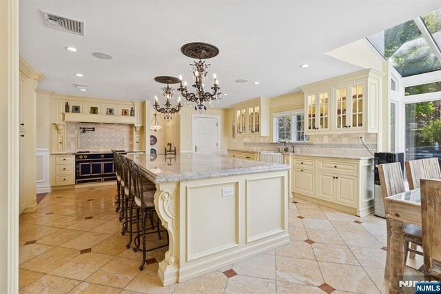 912 Cherokee Lane, Franklin Lakes, NJ 07417