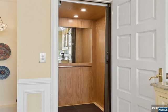 912 Cherokee Lane, Franklin Lakes, NJ 07417