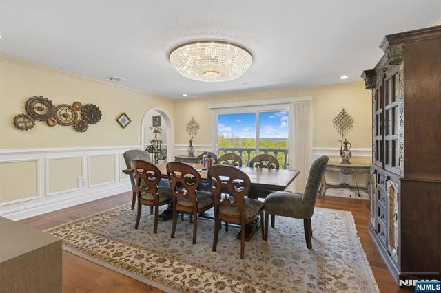 912 Cherokee Lane, Franklin Lakes, NJ 07417
