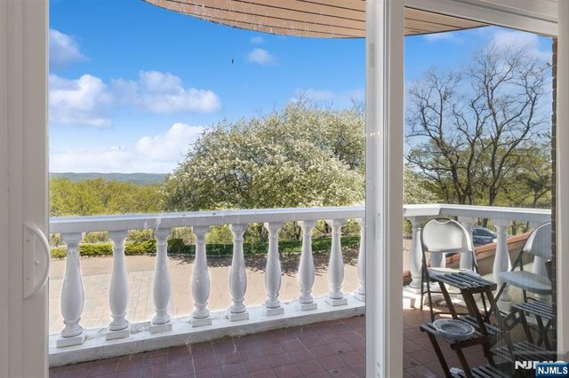 912 Cherokee Lane, Franklin Lakes, NJ 07417