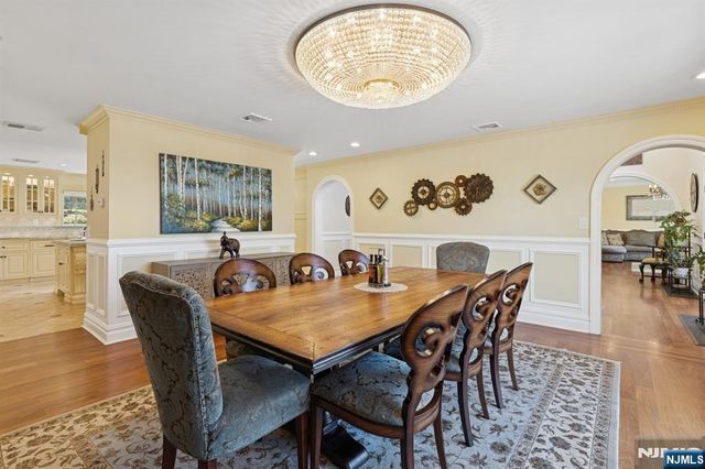 912 Cherokee Lane, Franklin Lakes, NJ 07417
