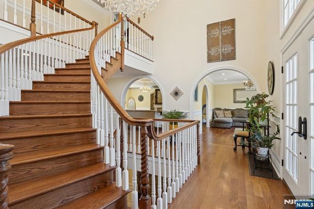 912 Cherokee Lane, Franklin Lakes, NJ 07417
