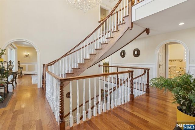 912 Cherokee Lane, Franklin Lakes, NJ 07417
