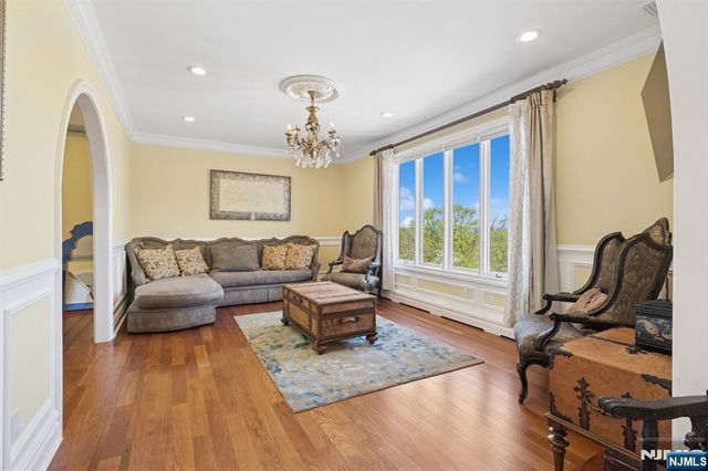 912 Cherokee Lane, Franklin Lakes, NJ 07417