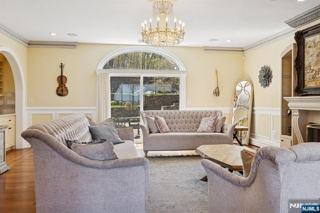 912 Cherokee Lane, Franklin Lakes, NJ 07417