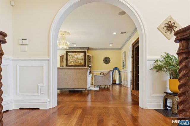 912 Cherokee Lane, Franklin Lakes, NJ 07417