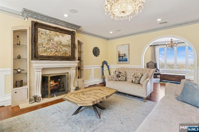 912 Cherokee Lane, Franklin Lakes, NJ 07417