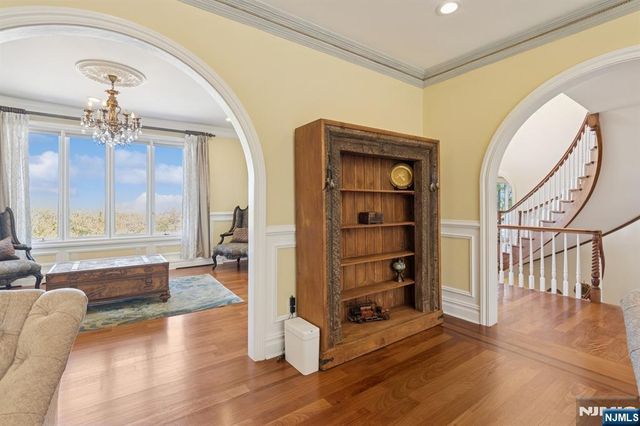 912 Cherokee Lane, Franklin Lakes, NJ 07417