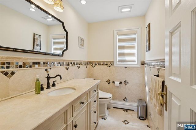 912 Cherokee Lane, Franklin Lakes, NJ 07417