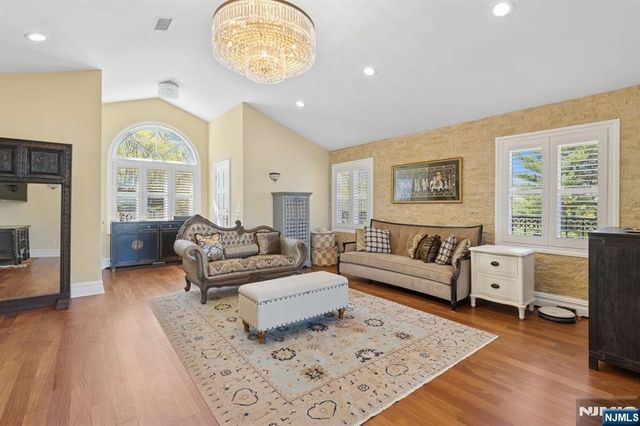 912 Cherokee Lane, Franklin Lakes, NJ 07417
