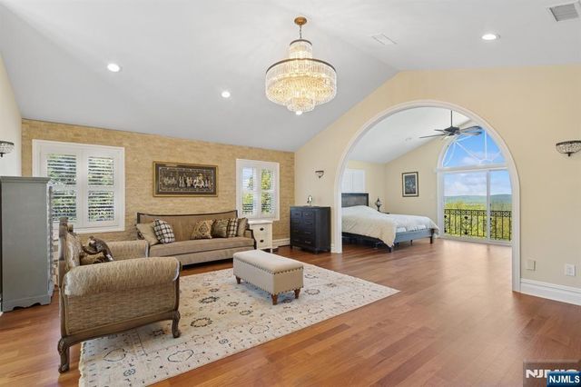 912 Cherokee Lane, Franklin Lakes, NJ 07417
