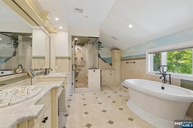 912 Cherokee Lane, Franklin Lakes, NJ 07417