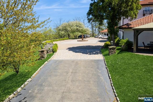 912 Cherokee Lane, Franklin Lakes, NJ 07417