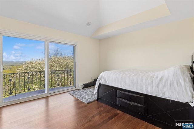 912 Cherokee Lane, Franklin Lakes, NJ 07417