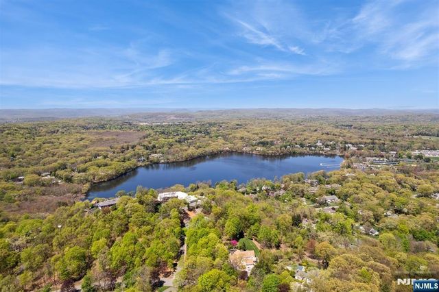 912 Cherokee Lane, Franklin Lakes, NJ 07417
