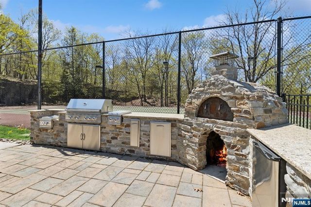 912 Cherokee Lane, Franklin Lakes, NJ 07417