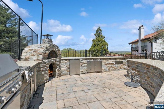 912 Cherokee Lane, Franklin Lakes, NJ 07417