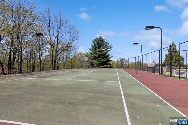 912 Cherokee Lane, Franklin Lakes, NJ 07417