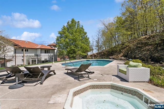 912 Cherokee Lane, Franklin Lakes, NJ 07417