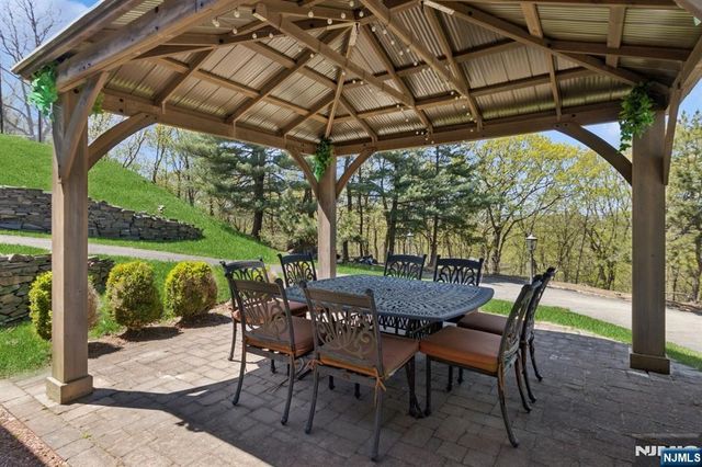 912 Cherokee Lane, Franklin Lakes, NJ 07417