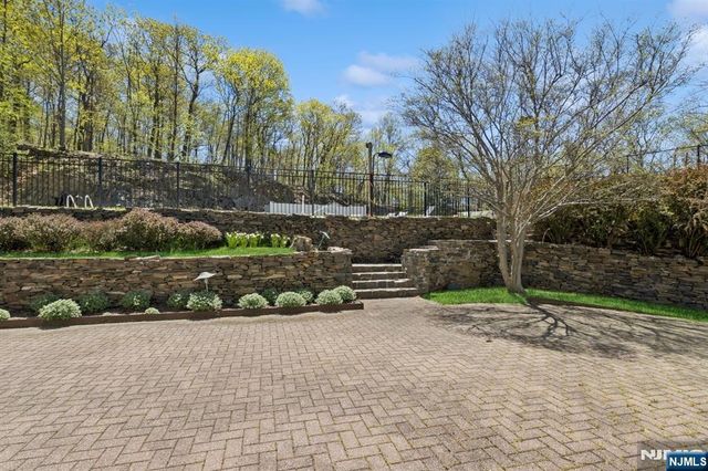 912 Cherokee Lane, Franklin Lakes, NJ 07417