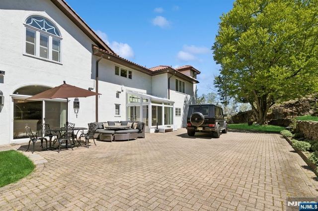 912 Cherokee Lane, Franklin Lakes, NJ 07417