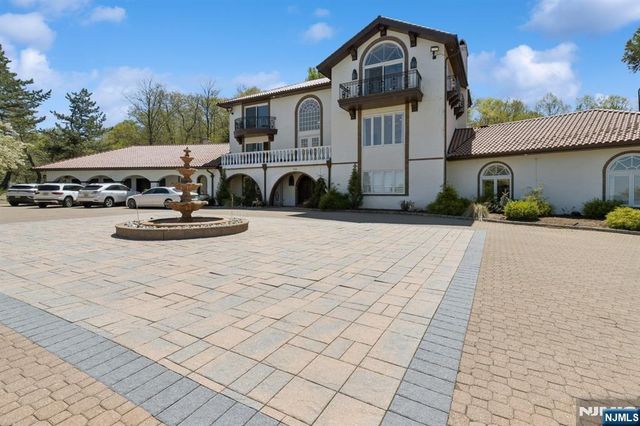 912 Cherokee Lane, Franklin Lakes, NJ 07417