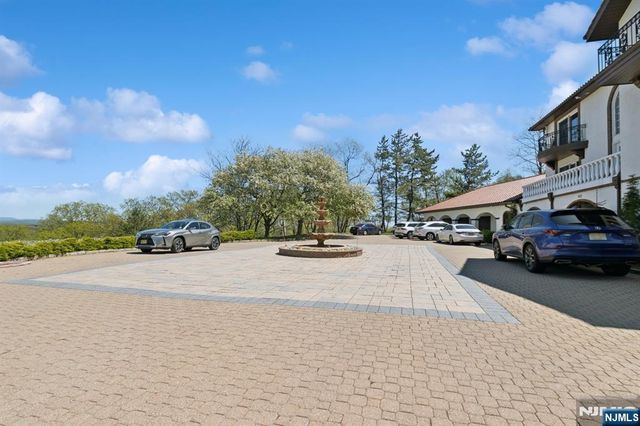 912 Cherokee Lane, Franklin Lakes, NJ 07417