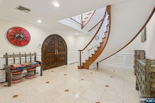 912 Cherokee Lane, Franklin Lakes, NJ 07417