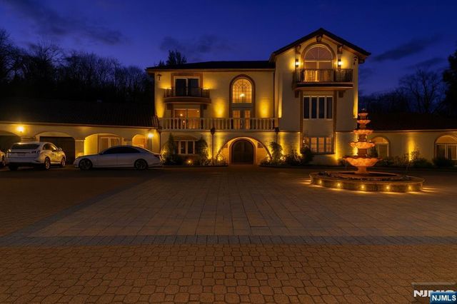 912 Cherokee Lane, Franklin Lakes, NJ 07417