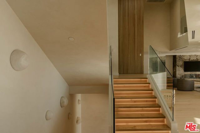 1778 Viewmont Drive, Los Angeles, CA 90069