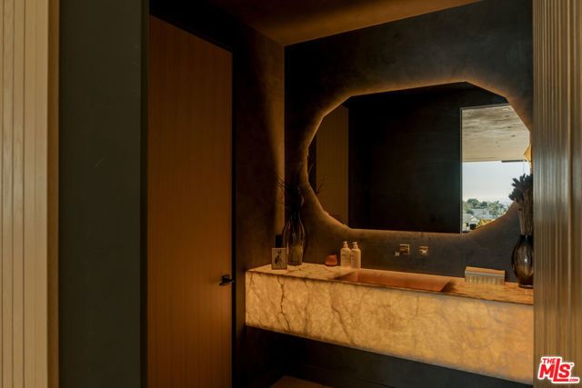 1778 Viewmont Drive, Los Angeles, CA 90069