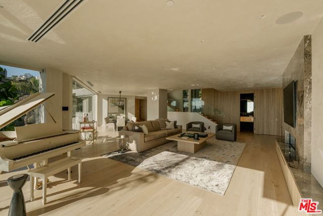 1778 Viewmont Drive, Los Angeles, CA 90069