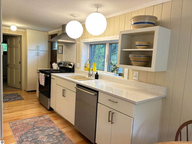 5039 Indian Hill Road, Honor, MI 49640