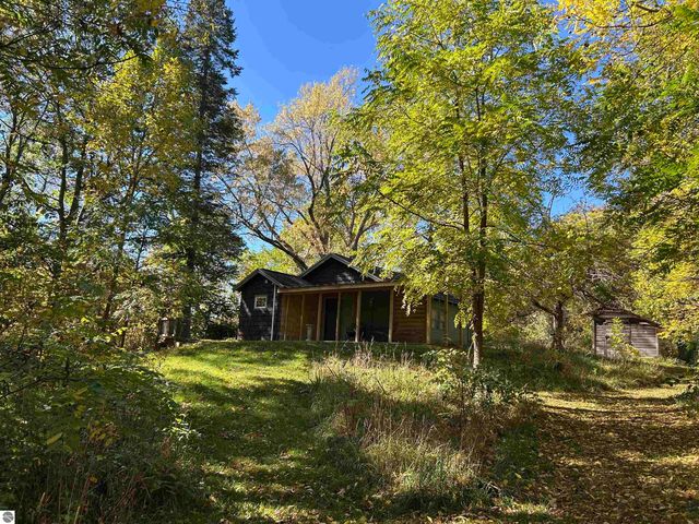 5039 Indian Hill Road, Honor, MI 49640