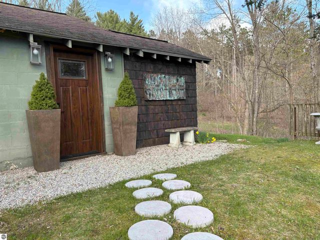 5039 Indian Hill Road, Honor, MI 49640