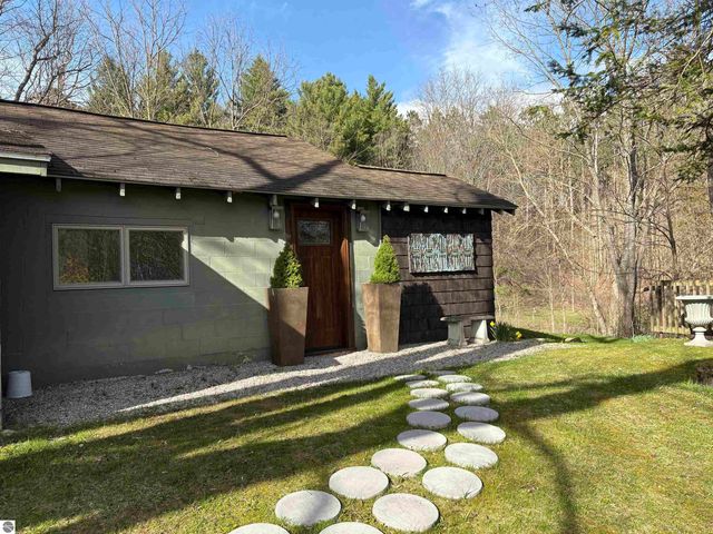 5039 Indian Hill Road, Honor, MI 49640