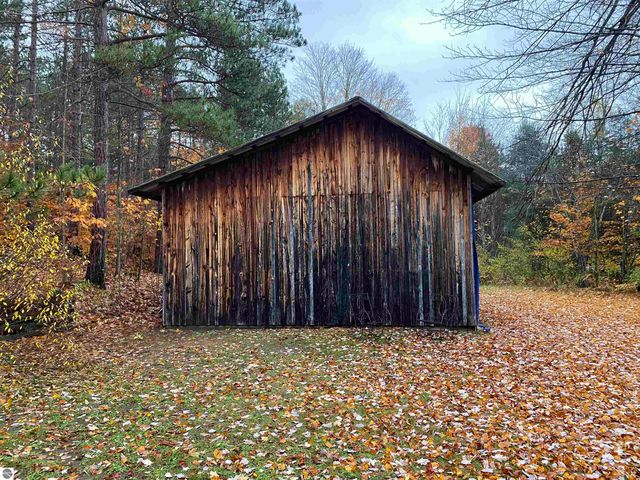 5039 Indian Hill Road, Honor, MI 49640