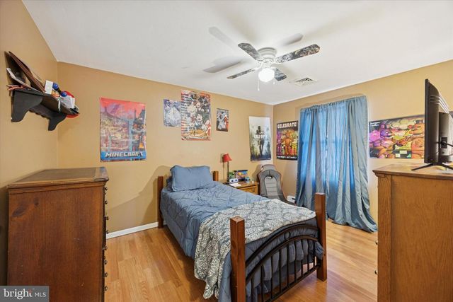 121 STEEPLEBUSH DR, Perkasie, PA 18944