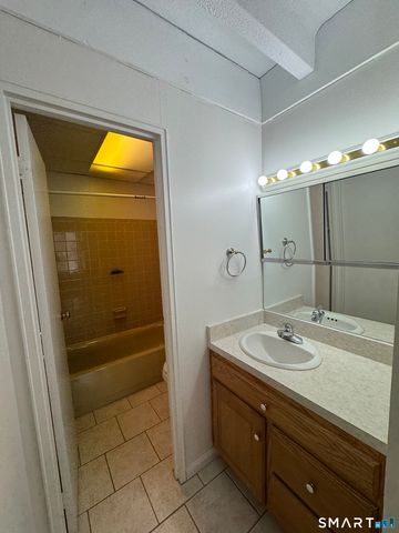 20 Prospect Street APT 64, Manchester, CT 06040