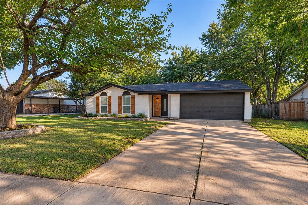 1003 E Dallas Street, Mansfield, TX 76063 — photo 2