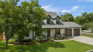 300 E Bluebonnet LN, Johnson City, TX 78636