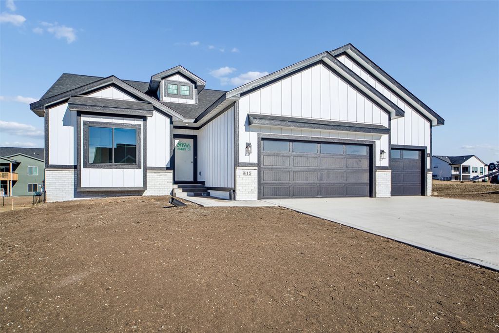 415 NW Red Oak Court, Waukee, IA 50263