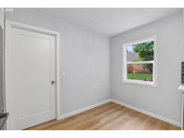 6850 Ne ROSELAWN St, Portland, OR 97218
