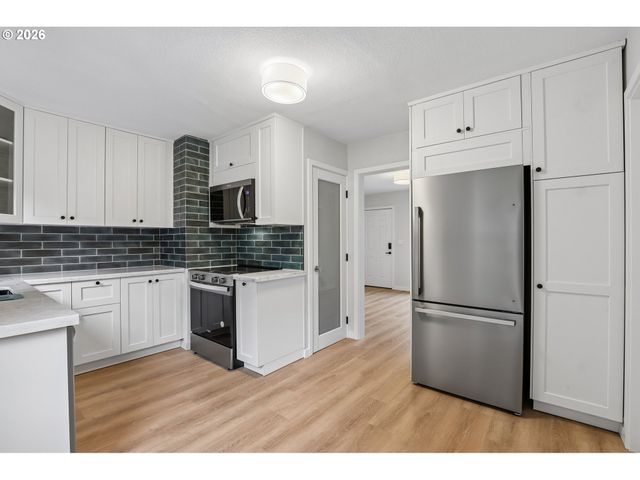 6850 Ne ROSELAWN St, Portland, OR 97218