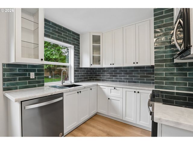 6850 Ne ROSELAWN St, Portland, OR 97218