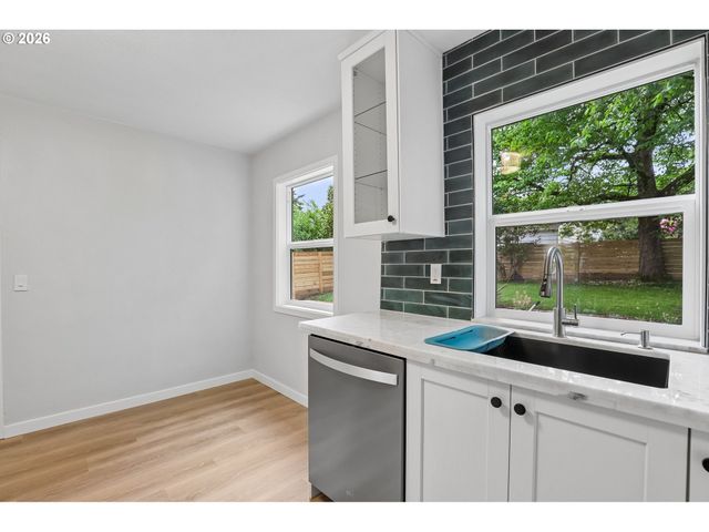 6850 Ne ROSELAWN St, Portland, OR 97218