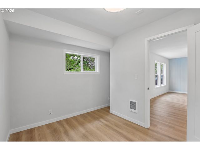 6850 Ne ROSELAWN St, Portland, OR 97218